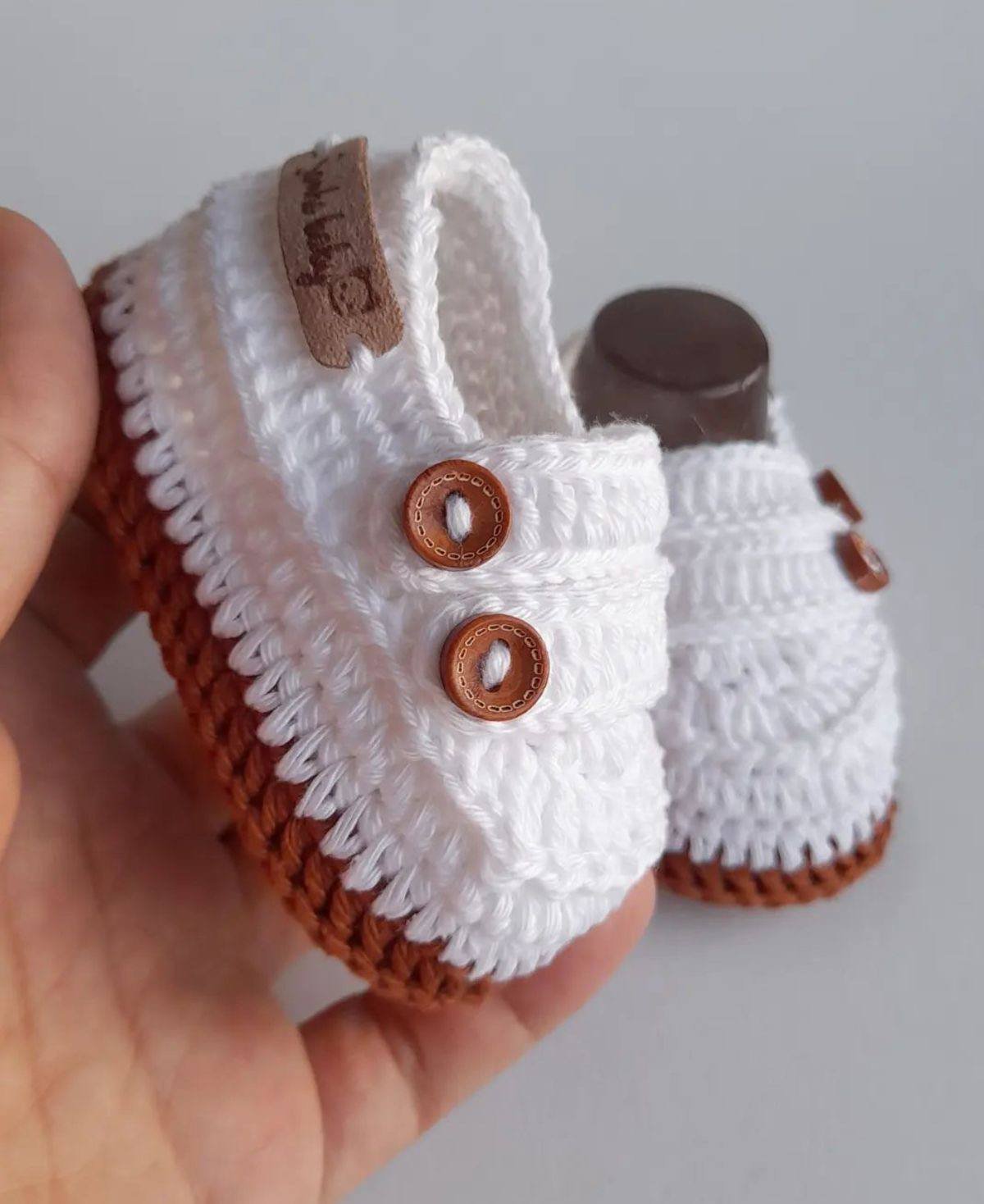Mocassim em crochê branco e marrom com botões