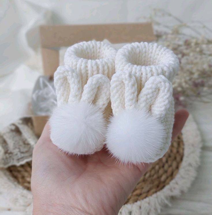 Botinha em crochê branca com pompom